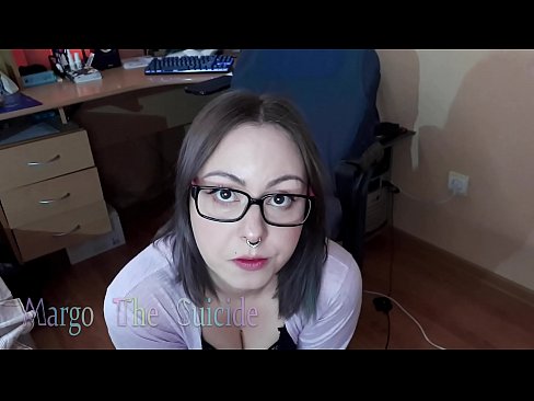 ❤️ 性感的眼镜女孩在镜头前深深地吸吮假阳具 ❌ Porn video️❤