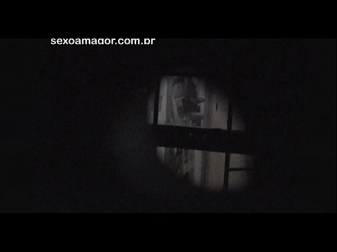 ❤️ 金发女郎被隐藏在空心砖后面的邻居偷窥者偷偷录影 ❌ Porn video️❤