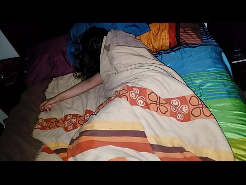 ❤️ 继子在年轻的继母睡觉时责骂她 ❌ Porn video️❤