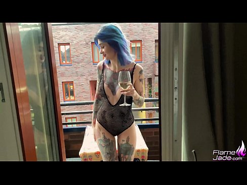 ❤️ 巨大的女孩大口吸吮，在空旷的天空下热情地做爱 ❌ Porn video️❤