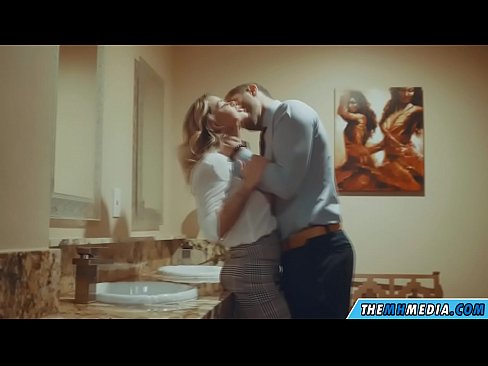 ❤️ 当一个胸大无脑的金发女郎在公共厕所里勾引你时 ❌ Porn video️❤